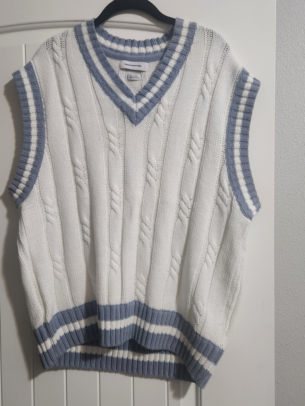 Urban Outfitters White Cable Knit V‑Neck Sweater Vest with Light Blue Trim